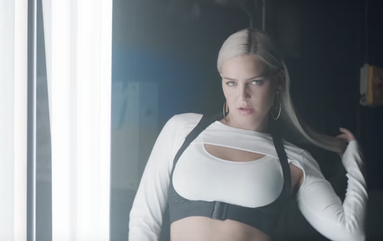 Alone music video. Anne Marie 2021. Энн Мари слив. Anne-Marie слив. Anne-Marie 2021 topless.