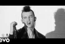 The 1975 – If You’re Too Shy (Let Me Know) (Official Live Video)